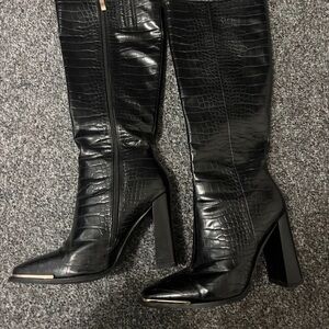 Elegant Black Croc-Embossed Heeled Boots